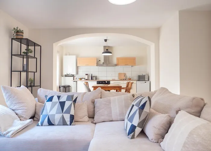 Easy Access Home With Spacious Private Parking & Near Scenic Bike Routes