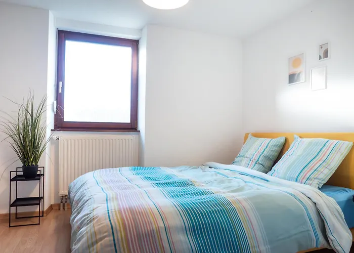 Easy Access Home With Spacious Private Parking & Near Scenic Bike Routes