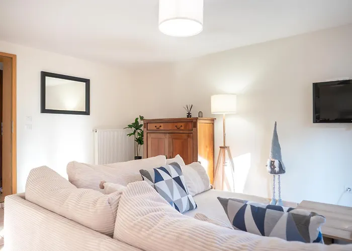 Easy Access Home With Spacious Private Parking & Near Scenic Bike Routes