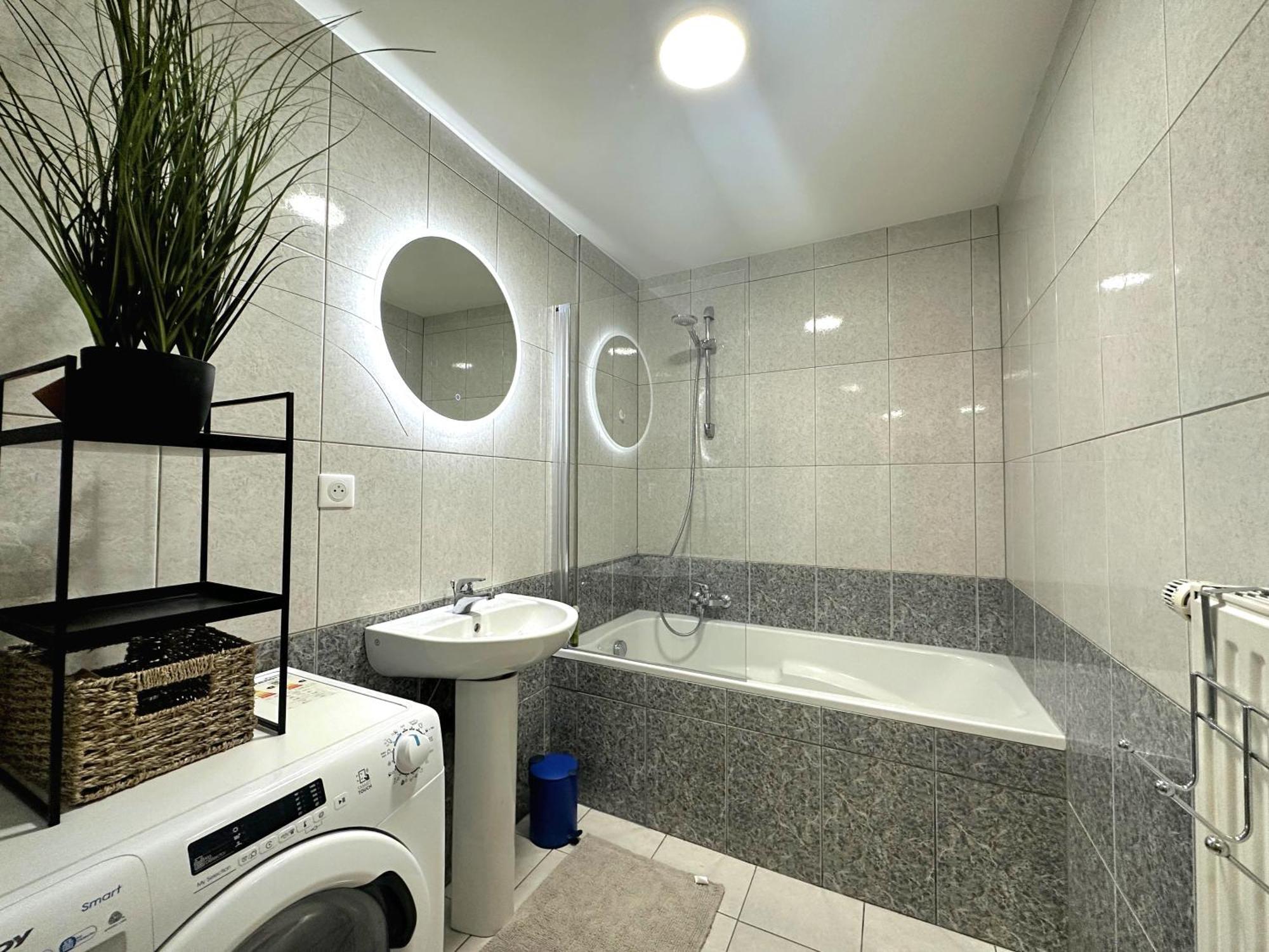 Easy Access With Spacious Private Parking & Near Scenic Bike Routes *